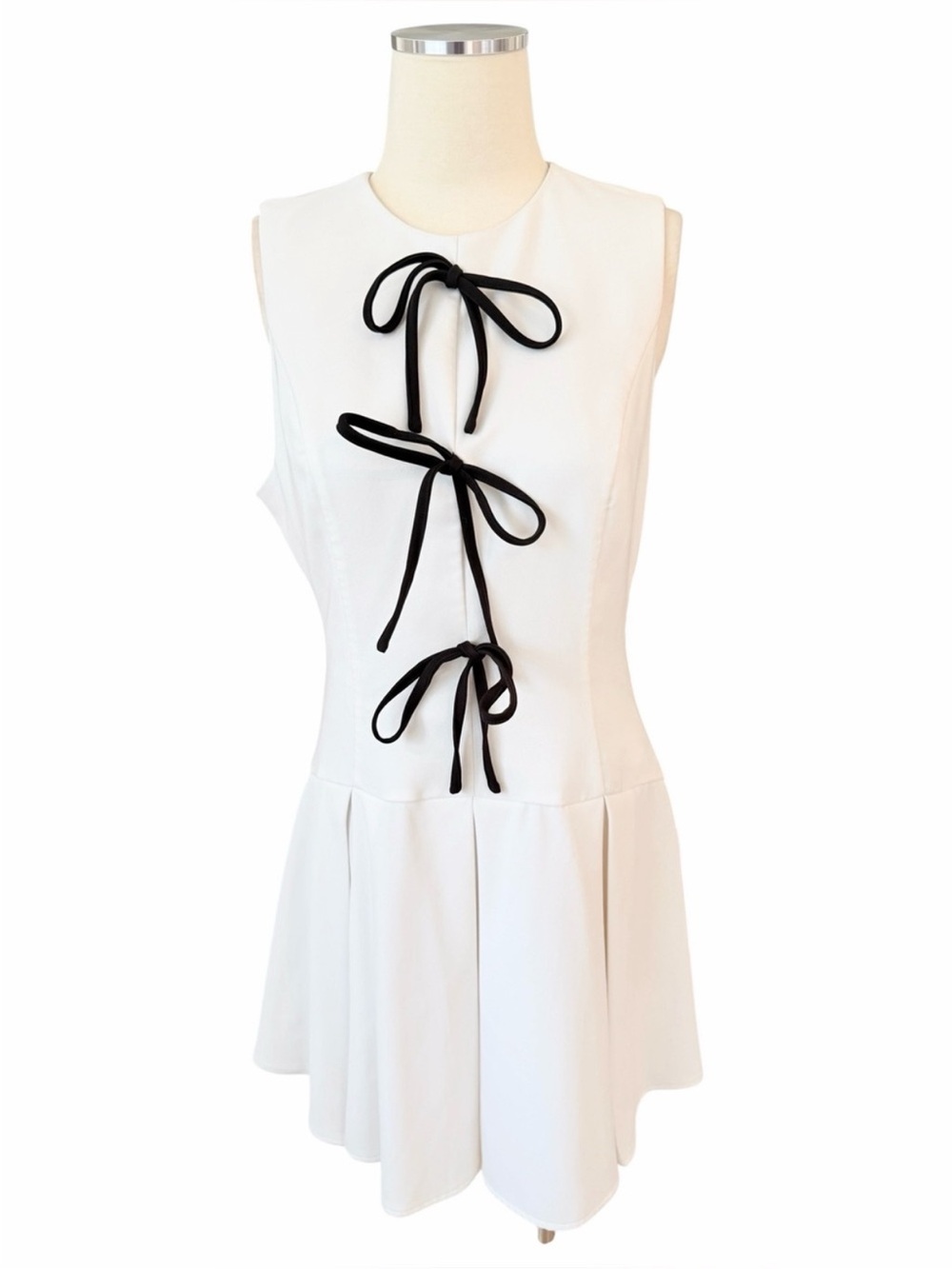 Cider Sleeveless White Dress with Black Bow Ties Size Medium